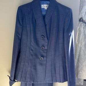 Women’s navy suit. Size 6